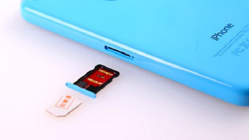 Lắp khay SIM vào máy
